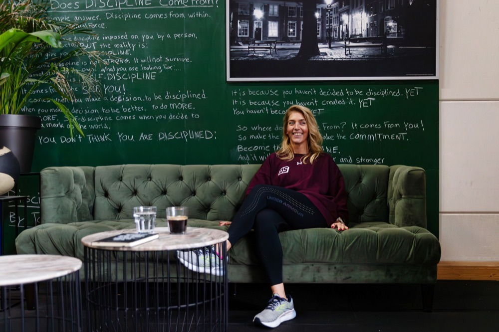 Lachende mevrouw op een groene bank